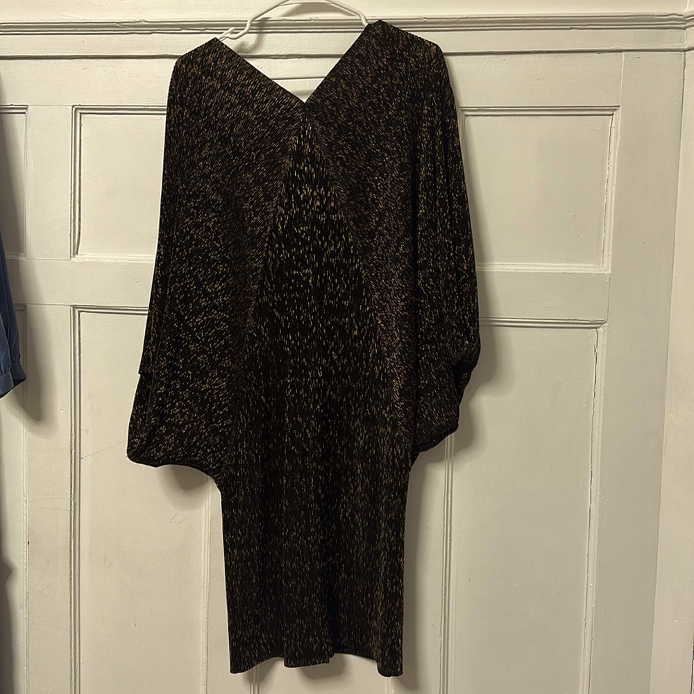 Awesome black and gold batwing dress has a nice fit